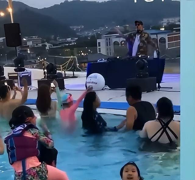 具俊晔9日在南韩全州举办泳池DJ秀。 图／摘自IG