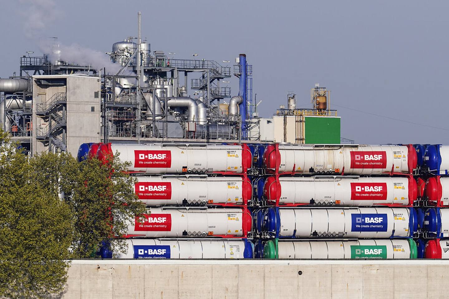 俄罗斯要求欧洲买家以卢布支付购买该国天然气的费用，并因保加利亚及波兰拒绝照办而中断供应，令不少欧洲国家政府为之担心。 图为2022年4月28日镜头下位于德国巴斯夫公司（BASF）位于路德维希港的厂房。 （AP）