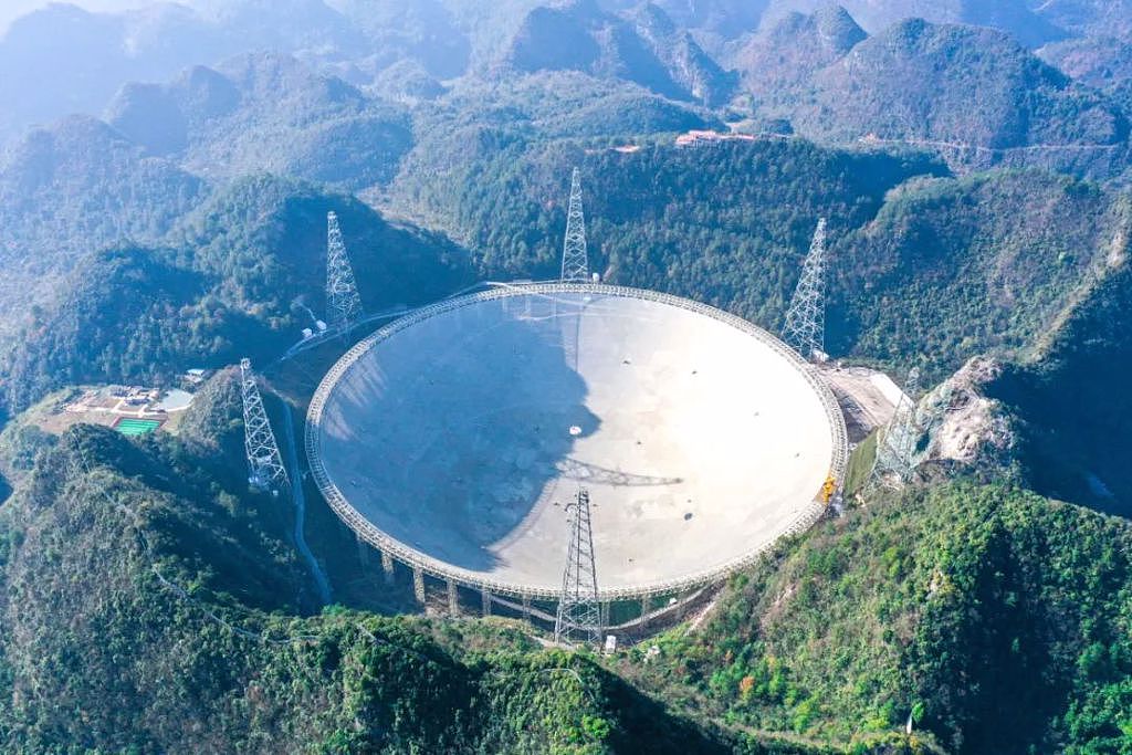 世界上最大最灵敏的射电望远镜──中国天眼自运作以来，被搜寻地球以外文明的科学探索上寄予厚望，目前已发现了几例来自地球之外可能的技术痕迹和地外文明候选信号。 （图／新华社）