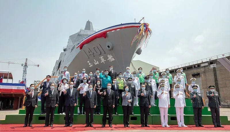▲海军第一艘万吨级两栖运输舰「玉山舰」。 （图/总统府提供。）