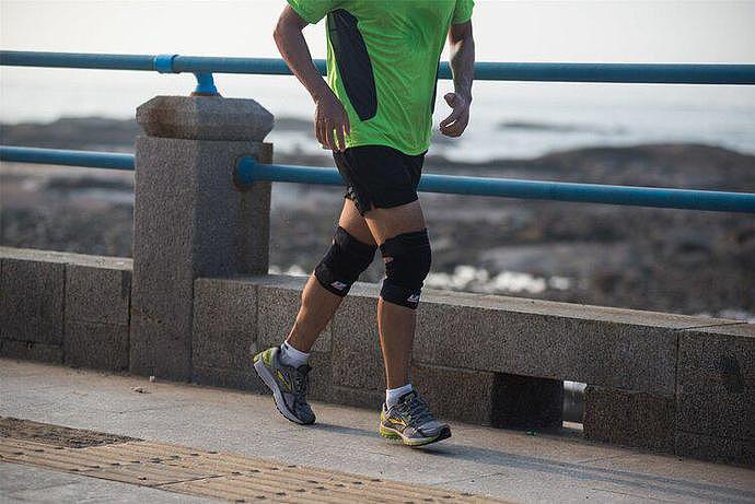 【健康】45岁男子每天坚持夜跑，1年后，身体上的变化，别人羡慕不来（组图） - 1