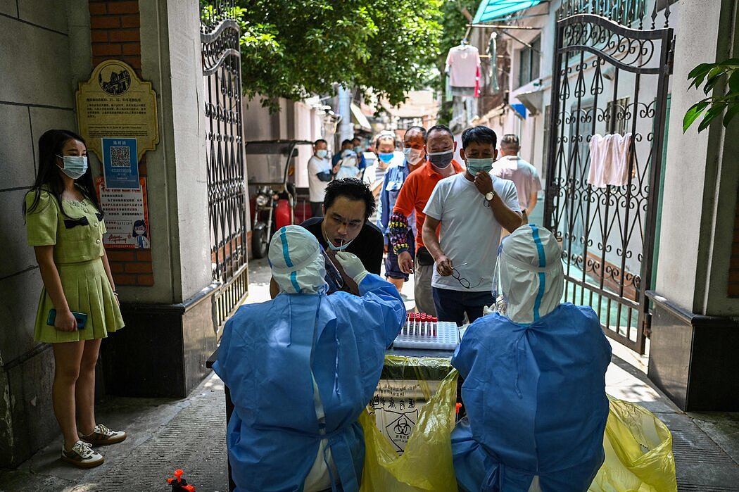 在上海一个封控管理居民区的入口处做新冠病毒检测。上海有些封控小区的愤怒群众用敲打锅碗的方式进行抗议。