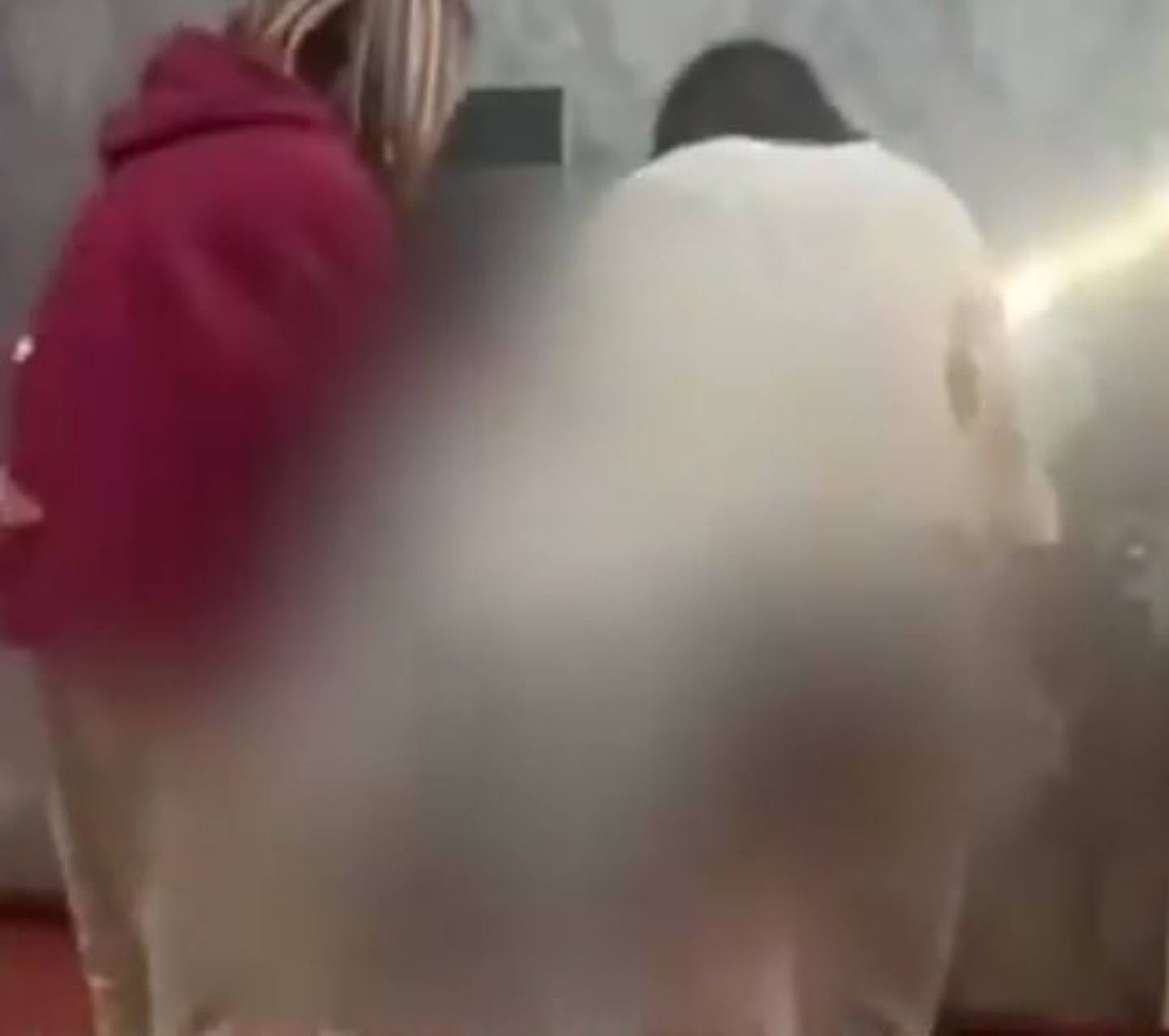 网传影片显示，被打女子衣服被脱光跪在地上，一旁则有两名女子不断对她掌掴。 （影片截图）