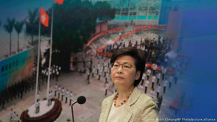 林郑月娥即将卸任香港特首。她执政的5年，香港经历了由反对修改逃犯条例而引起的严重的反政府街头抗议活动。