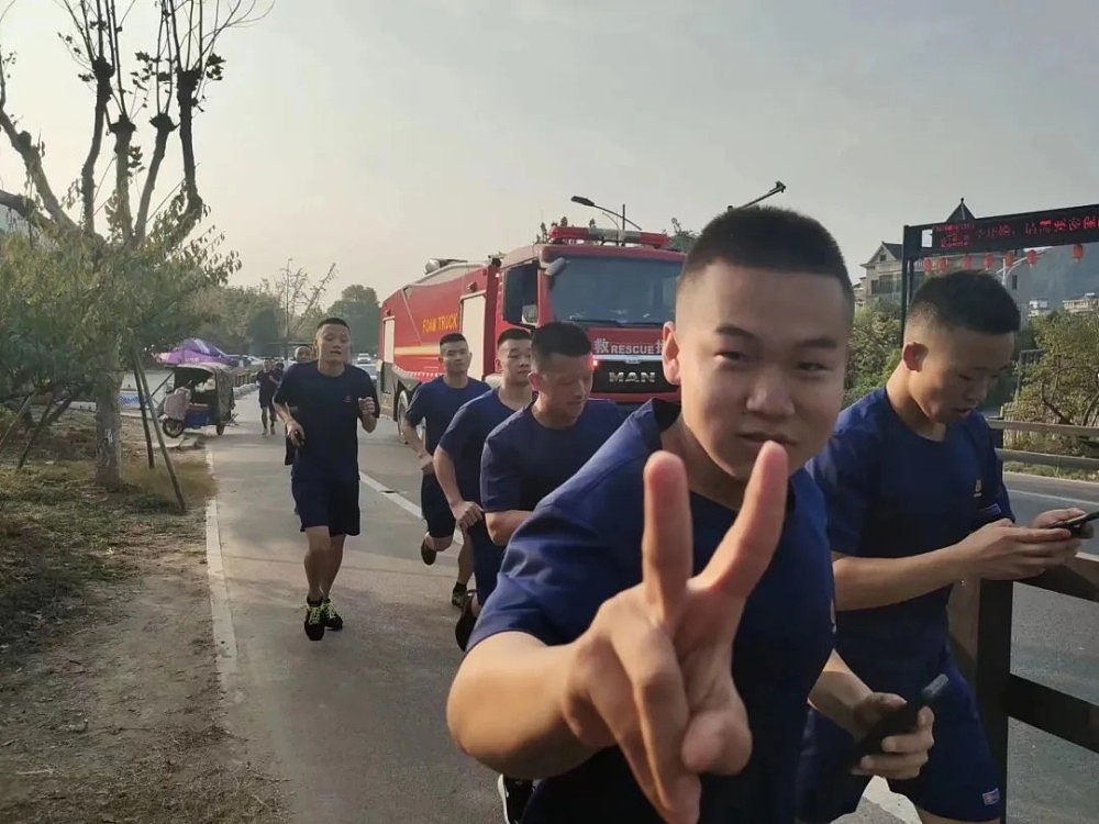 杭州大火牺牲的00后消防员：“跌跌撞撞长大”，最后一刻定格在火场（组图） - 4