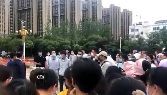 山东烟台教师罢课抗议！反对“降薪”和“清退”奖金，大批警察前往“维持秩序”（视频/组图） - 4