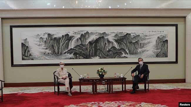 美國副國務卿謝爾曼2021年7月26日在天津與中國國務委員兼外交部長王毅舉行會面。（路透社）