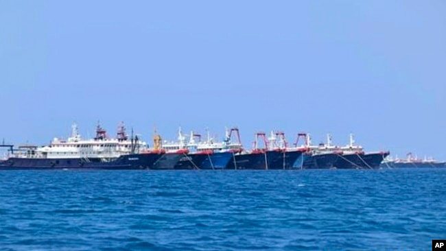 大批中国船只停泊在南中国海有争议的惠特森礁 (中国称牛轭礁，菲律宾称朱利安·费利佩礁）（Whitsun Reef）。（2021年3月7日）