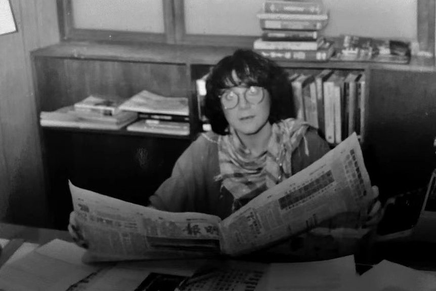 photo of Linda Jaivin reading a newspaper