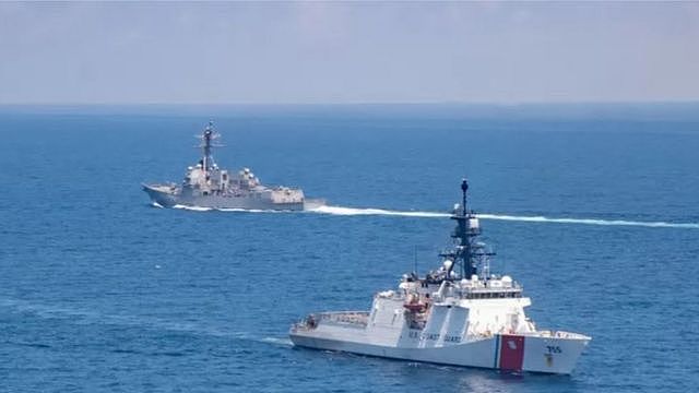 美国伯克级导弹驱逐舰“纪德”号（USS Kidd）和海岸防卫队巡逻舰“穆洛”号（Munro）在2021年8月27日通过台湾海峡。