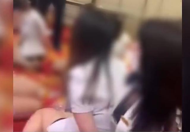 佛山扫黄，一酒店KTV10余妙龄女被反绑坐地上（视频/组图） - 1