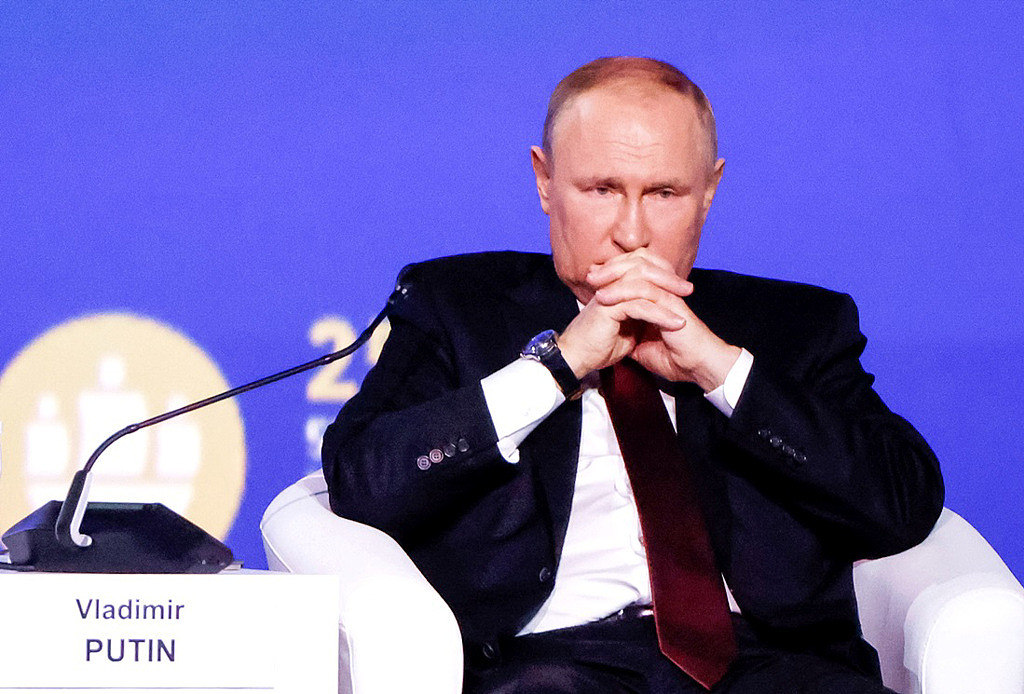 俄罗斯总统普丁17日在「圣彼得堡国际经济论坛」（St. Petersburg International Economic Forum）上回应健康下滑的传言，他引用马克吐温的名言，强调谣言被夸大了。 （图／路透社）