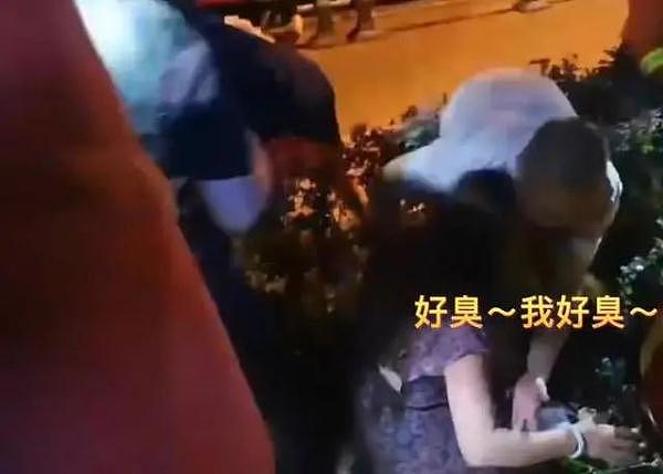 大型社死现场！女子掉下水道嫌自己太臭全程拒绝救援