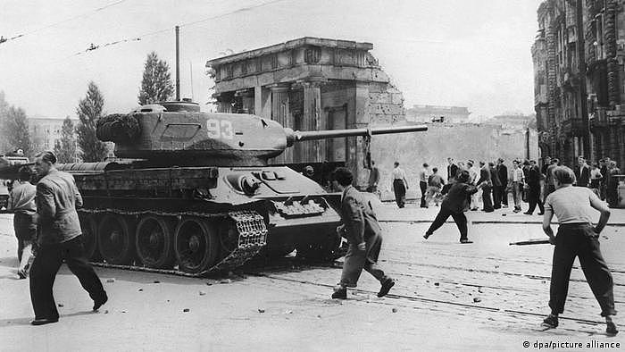图为1953年苏军坦克暴力镇压起义的情景