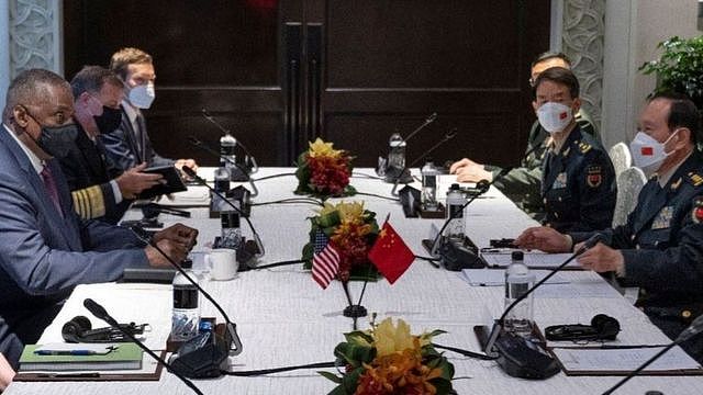 美国国防部长奥斯汀（左）与中国的魏凤和(右)在新加坡香格里拉对话进行了首次面对面会谈