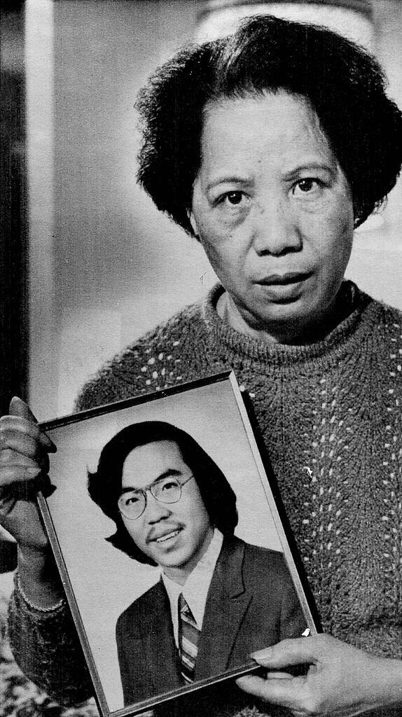 在1983年的一张照片中，陈余琼芳拿着儿子陈果仁的照片，后者在他的单身派对当晚遇害。