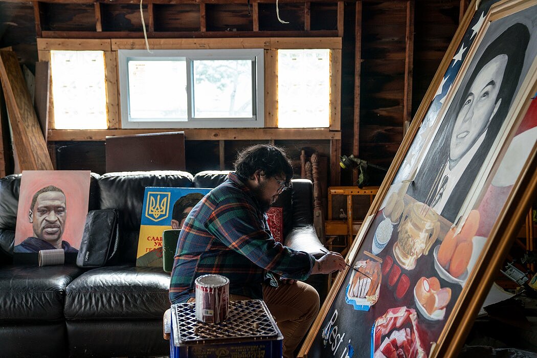 安东尼·李在家中的车库里创作陈果仁画像。