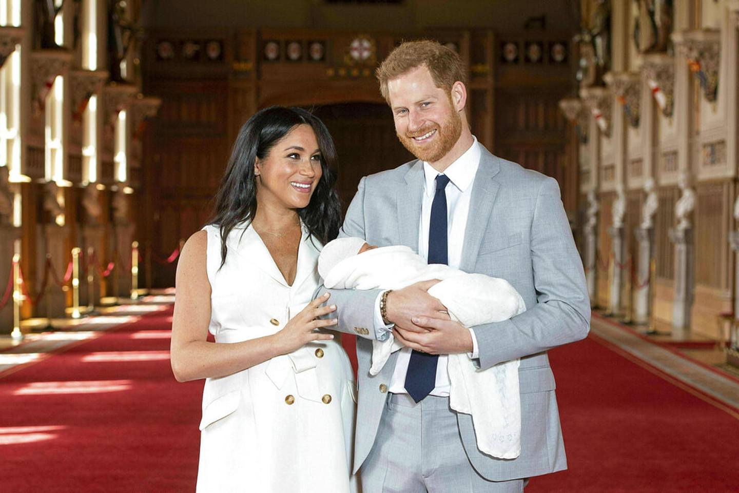 梅根诞子：图为2019年5月8日梅根诞下阿奇后，英国王室公开哈里王子一家的照片（AP）