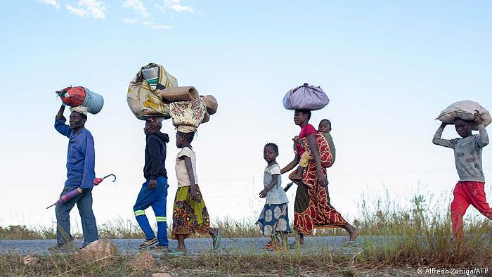 图为莫桑比克北部的逃难家庭。世界上约60%难民是在其国内的流离失所者