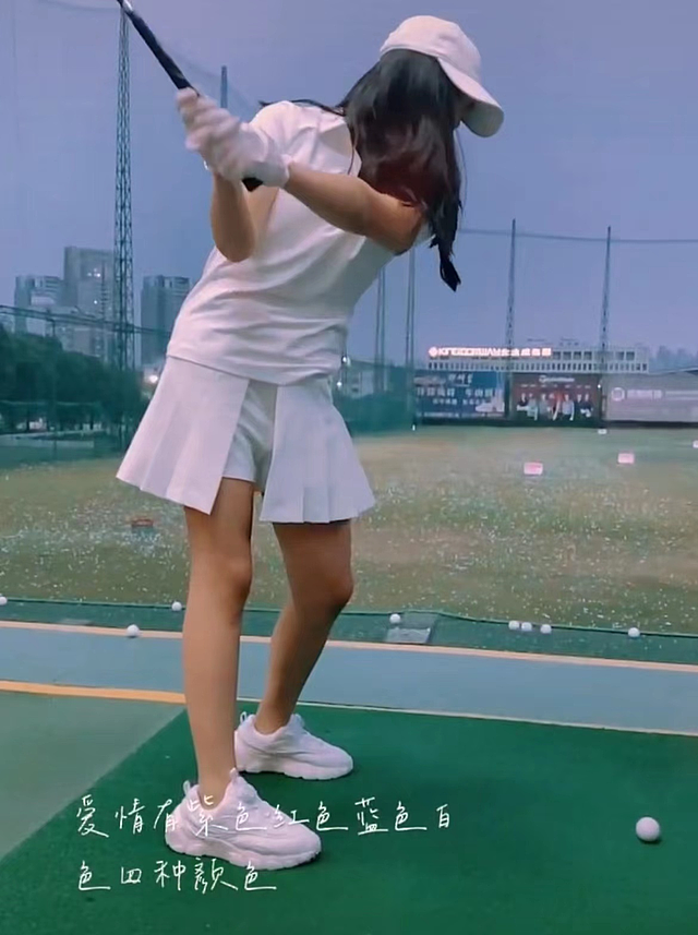 李湘晒女儿打高尔夫球，王诗龄穿短裙秀大长腿，动作熟练气质优雅（组图） - 3