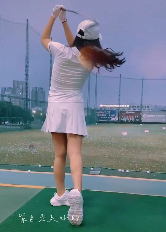 李湘晒女儿打高尔夫球，王诗龄穿短裙秀大长腿，动作熟练气质优雅（组图） - 4