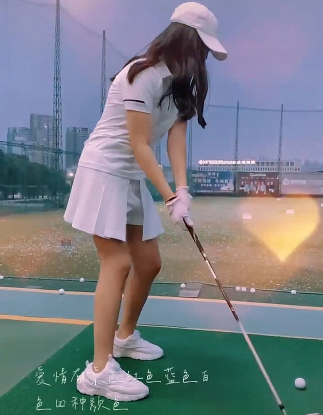 李湘晒女儿打高尔夫球，王诗龄穿短裙秀大长腿，动作熟练气质优雅（组图） - 2