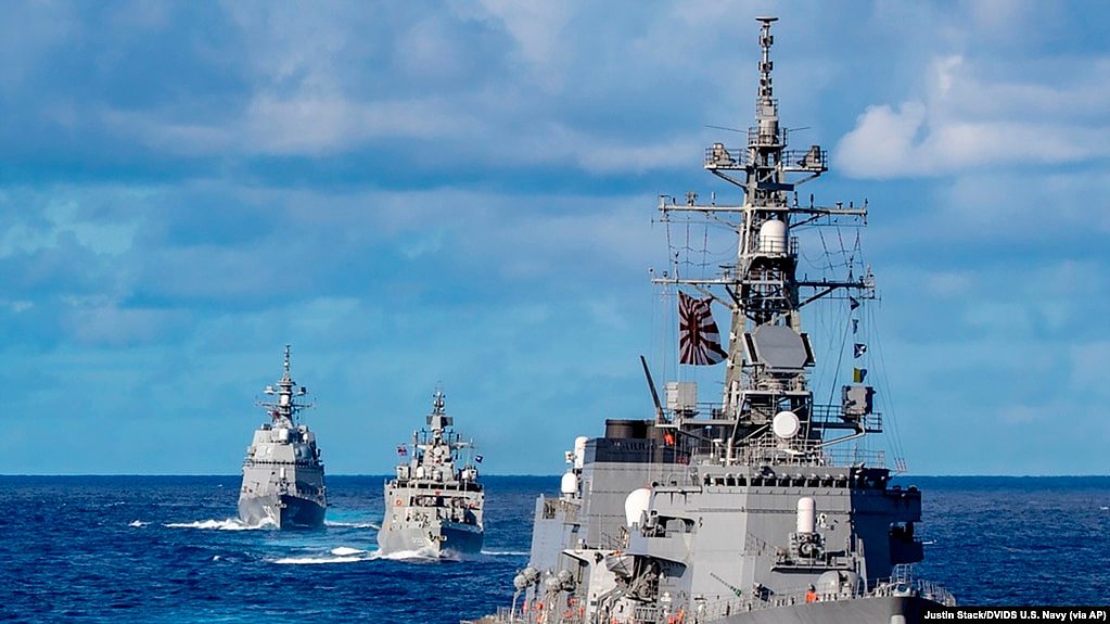 日本、印度、澳大利亚和美国海军在举行联合军演。（2021年8月27日）