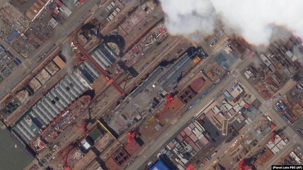卫星照片显示上海附近的江南造船厂在建造中国第三艘航母。（2022年5月21日）