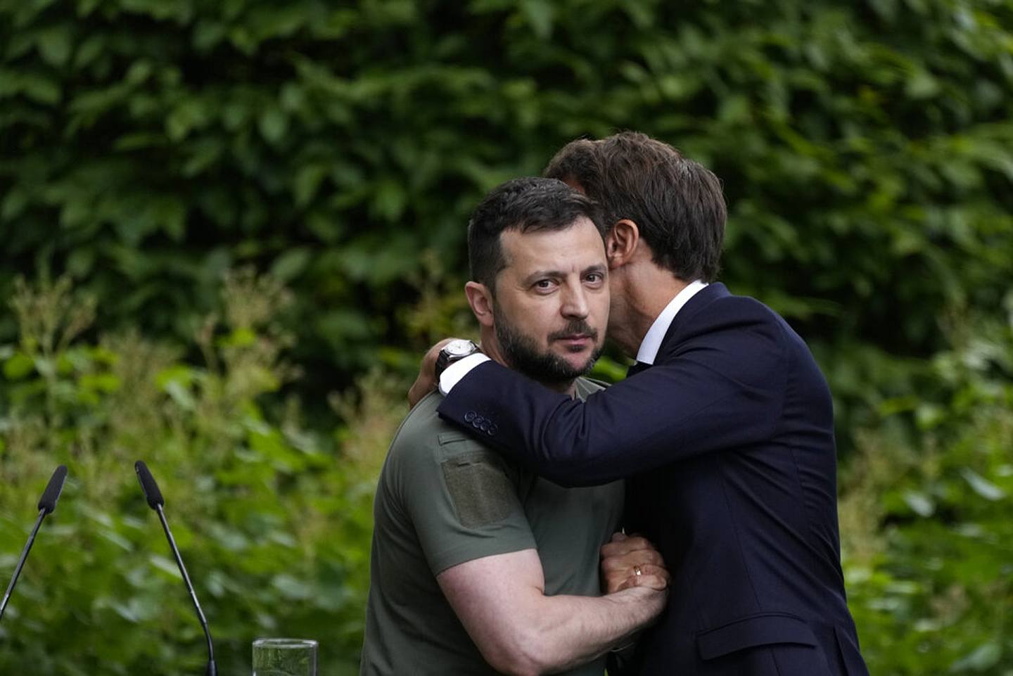 6月16日，乌克兰总统泽连斯基（左）跟法国总统马克龙（右）在基辅马里因斯基宫会议结束时拥抱。 （AP）