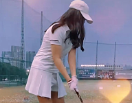 李湘晒女儿打高尔夫球，王诗龄穿短裙秀大长腿，动作熟练气质优雅（组图）