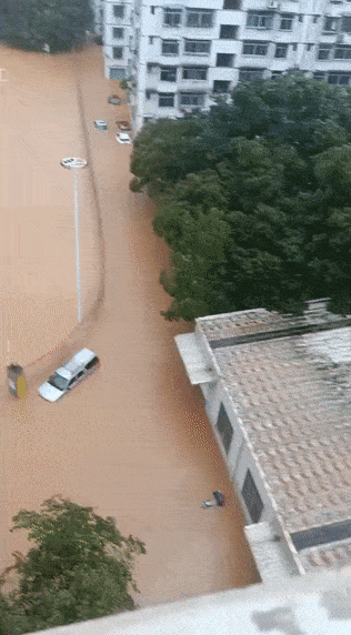 中国南方洪水肆虐，数十万人被疏散，北方高温袭击，几亿人处于“水深”“火热”之中（组图） - 8