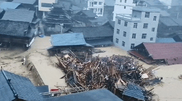 中国8省遭遇超级暴雨！多人遇难，连房带人全冲走，最可怕的你却看不到（组图） - 37