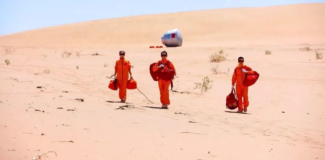 航天员赴沙漠开展野外生存训练（资料图）