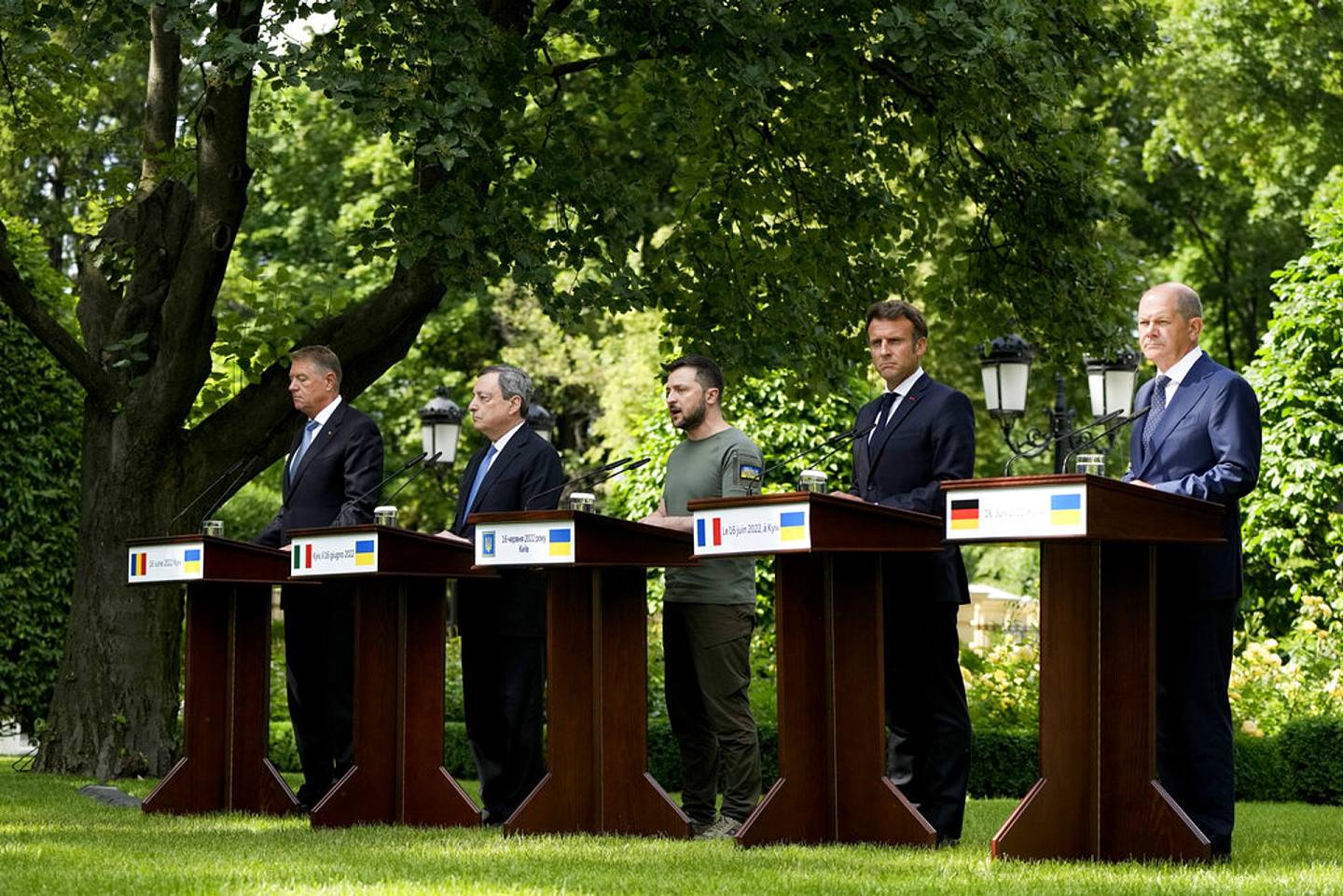 德国总理朔尔茨（Olaf Scholz）、法国总统马克龙（Emmanuel Macron）、意大利总理德拉吉（Mario Draghi）、罗马尼亚总统约翰尼斯（Klaus Iohannis）2022年6月16日到访乌克兰，会晤乌克兰总统泽连斯基（Volodymyr Zelensky），图为5人会面后出席联合记者会。 （AP）