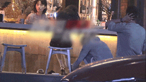 40岁李小璐穿短裙拍视频，助理蹲下为她换鞋被斥责：你没有手吗（视频/组图） - 2