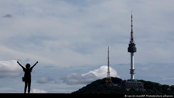 BdTD Südkorea | Touristin vor dem N Seoul Tower