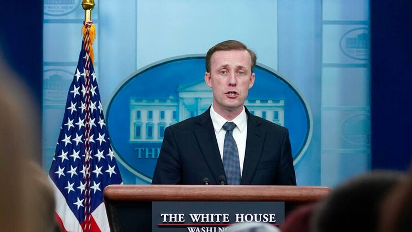 图为美国国家安全顾问沙利文2022年5月18日在白宫出席每日例行简报会并发言。 （AP）