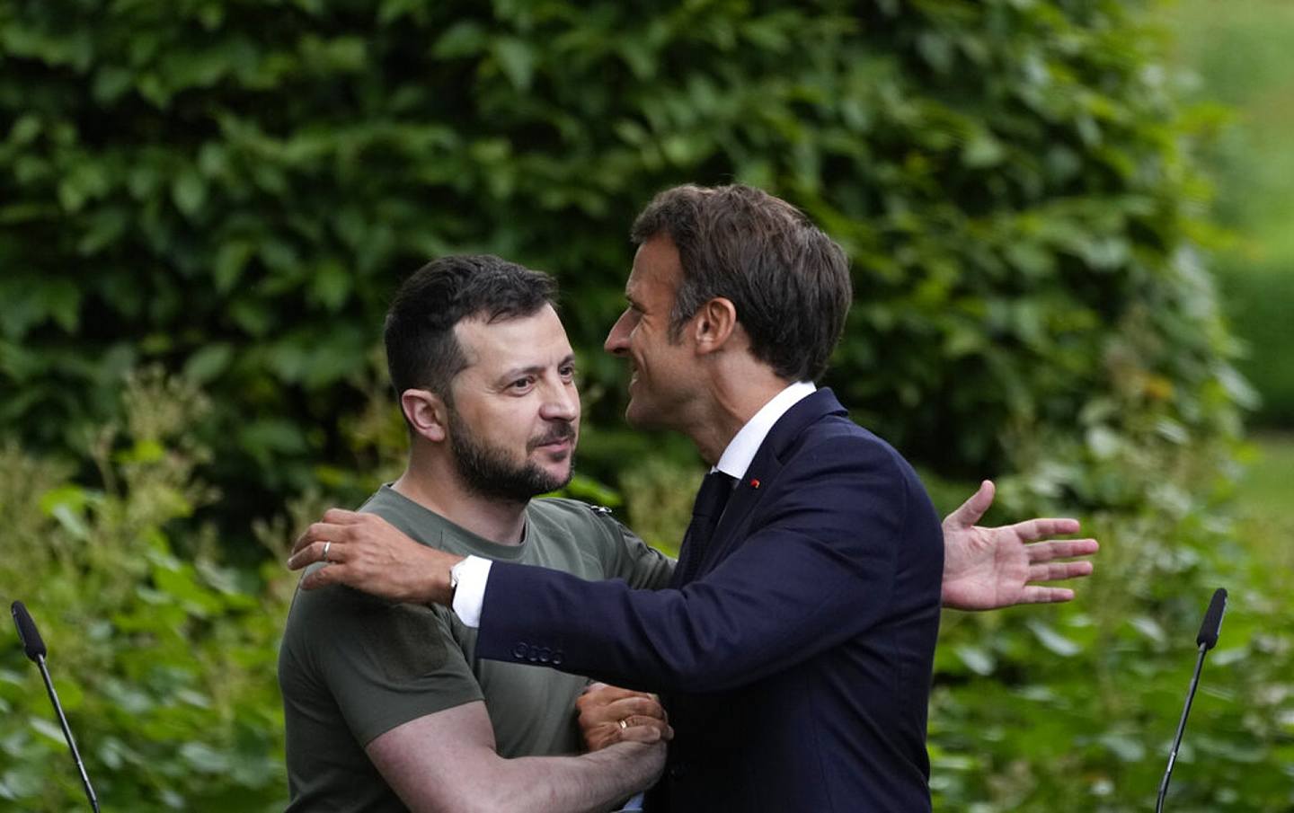 法国总统马克龙（Emmanuel Macron，右）2022年6月16日到访乌克兰，会见乌克兰总统泽连斯基（左）（AP）