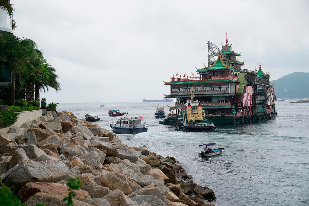 珍宝海鲜舫（图）沉没事故引发多方揣测。 图为珍宝舫14日被拖离香港。 美联社
