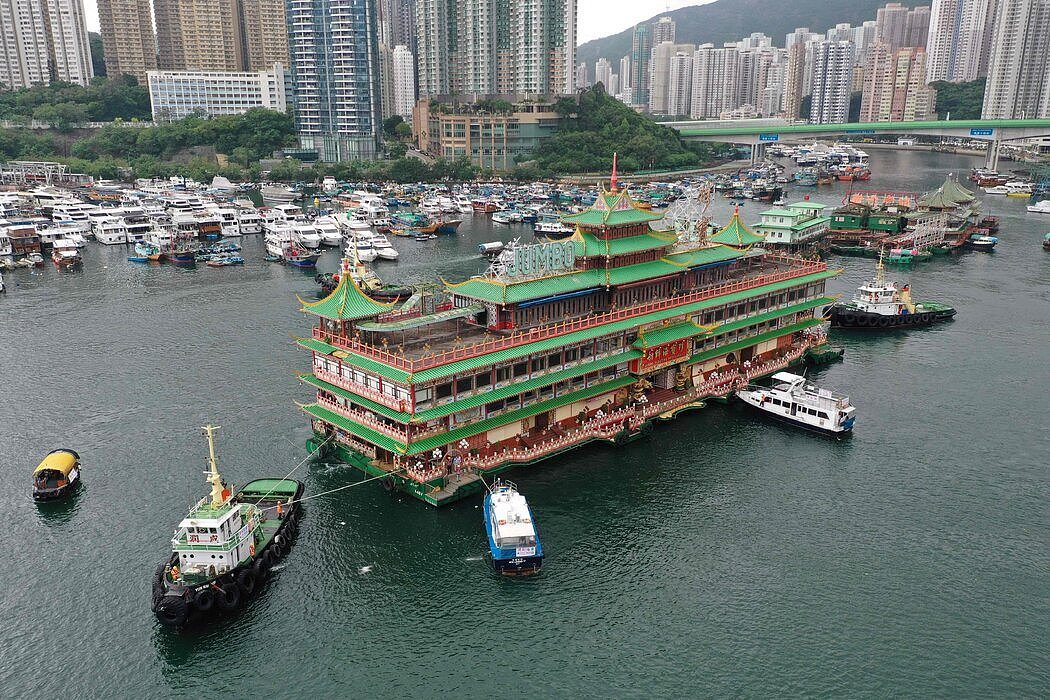 上週，水上餐廳珍寶海鮮舫被拖出香港仔港。
