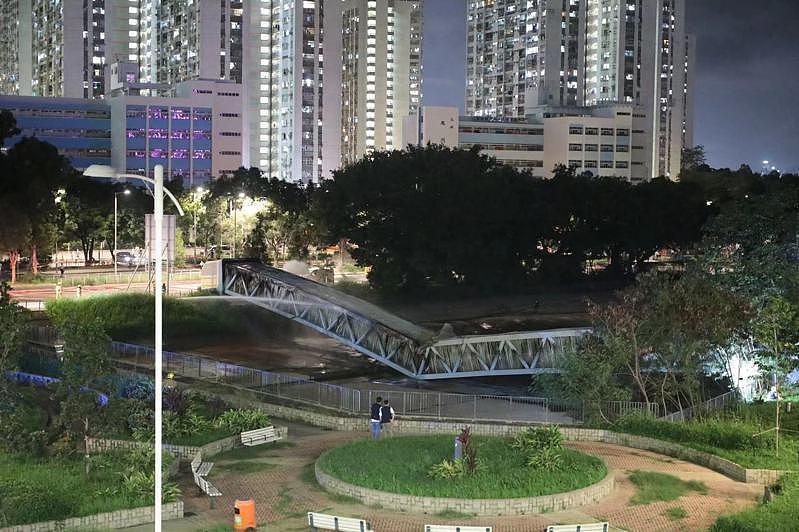 21日晚约7时，香港元朗一条中电电缆桥起火，火光熊熊，事件造成屯门、元朗、天水围...