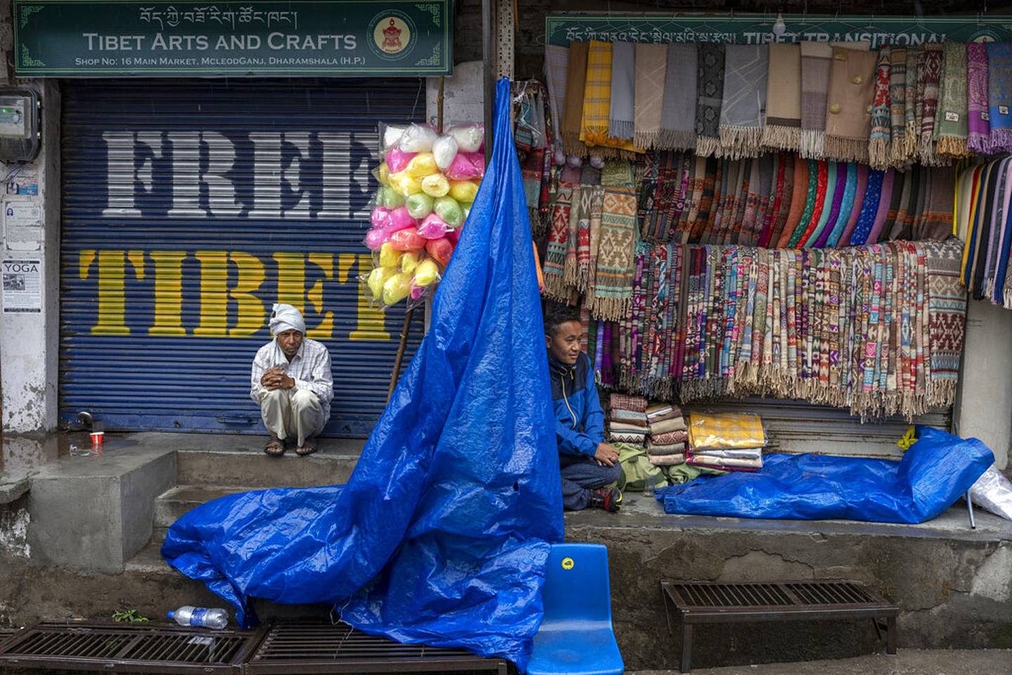 图为印度达兰萨拉，一个路边摊档。 印度通货膨胀已在多地爆发示威。 （AP）