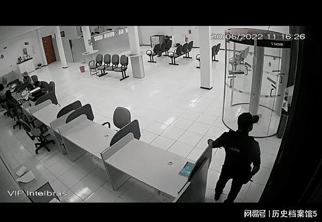 惊悚瞬间！悍匪抢劫银行，颈部被保安开枪打中，喷血如注身亡（组图） - 4