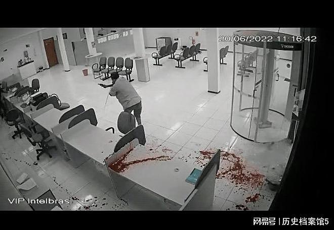 惊悚瞬间！悍匪抢劫银行，颈部被保安开枪打中，喷血如注身亡（组图） - 5