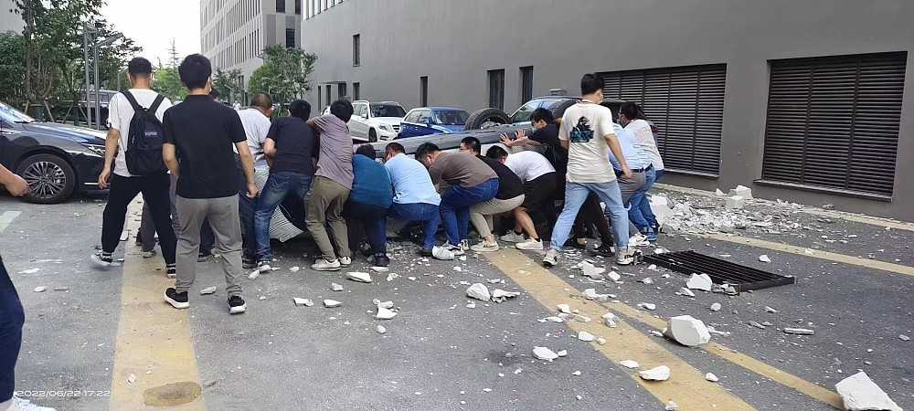 2人死亡！上海嘉定蔚来汽车冲出总部大楼直接破窗坠落，车身侧面着地，现场众人救援（视频/组图） - 2