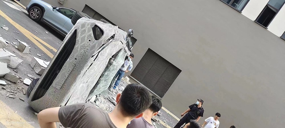 2人死亡！上海嘉定蔚来汽车冲出总部大楼直接破窗坠落，车身侧面着地，现场众人救援（视频/组图） - 3