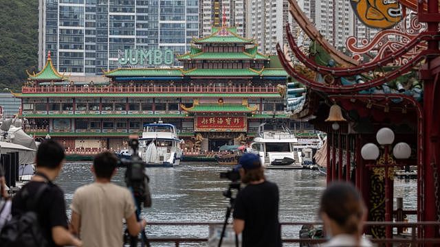 摄像记者在香港仔海旁拍摄准备出港的珍宝海鲜舫（14/6/2022）