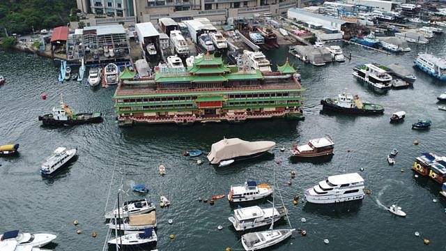 拖轮将珍宝海鲜舫拖离香港仔避风塘（14/6/2022）