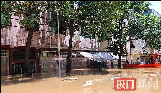 洪水过境下的广东小镇：水深1.5米，用竹竿送物资（组图） - 3