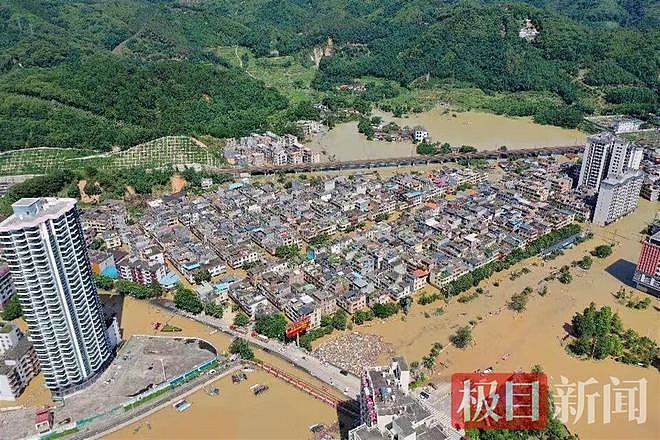 洪水过境下的广东小镇：水深1.5米，用竹竿送物资（组图） - 1